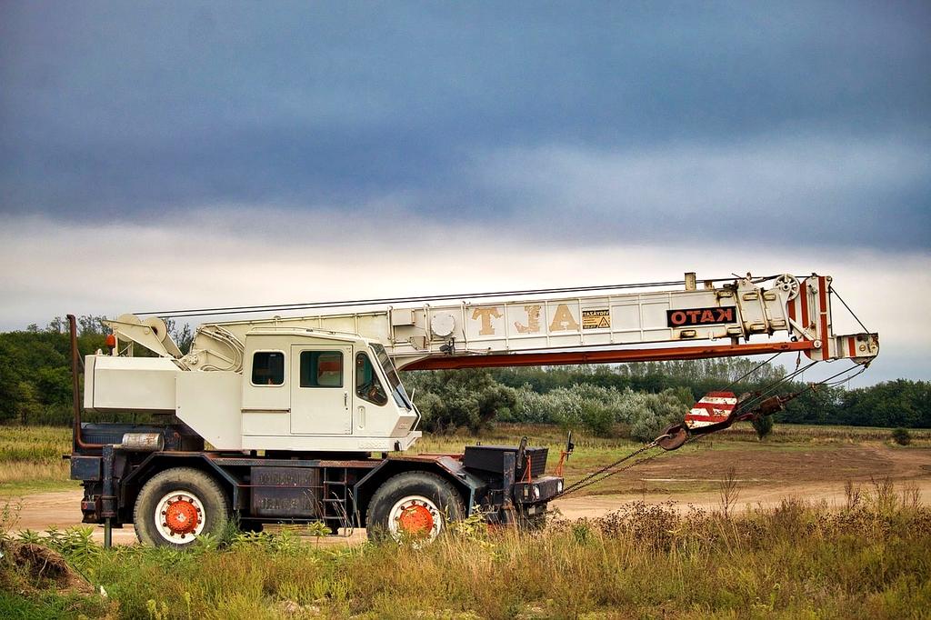 Off-road construction vehicle